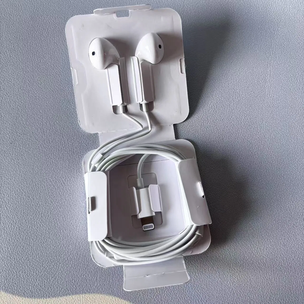 Оригинальные беспроводные наушники-вкладыши с кабелем