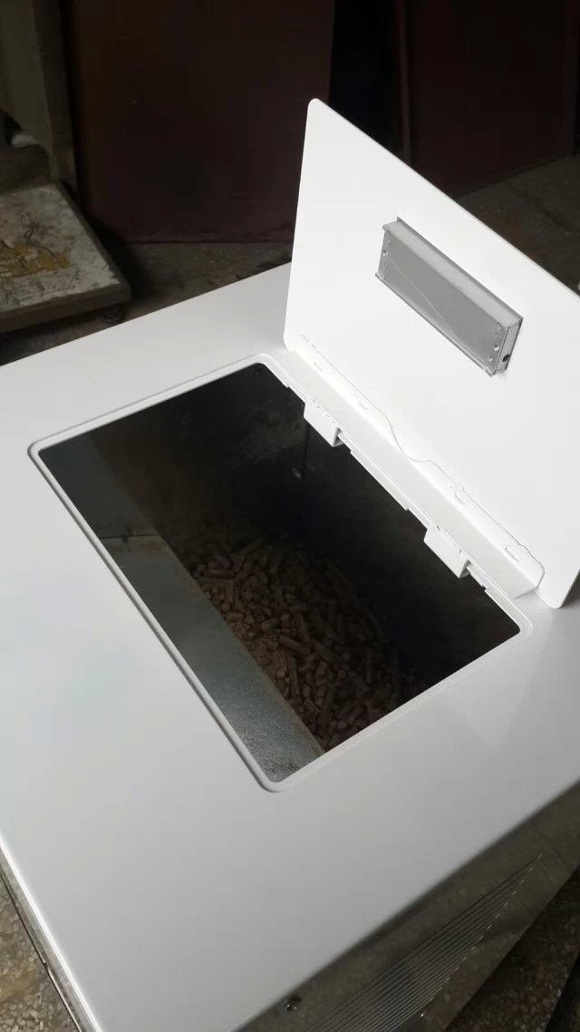 Пеллетная печь с обдувом горячим воздухом и нагревом воды