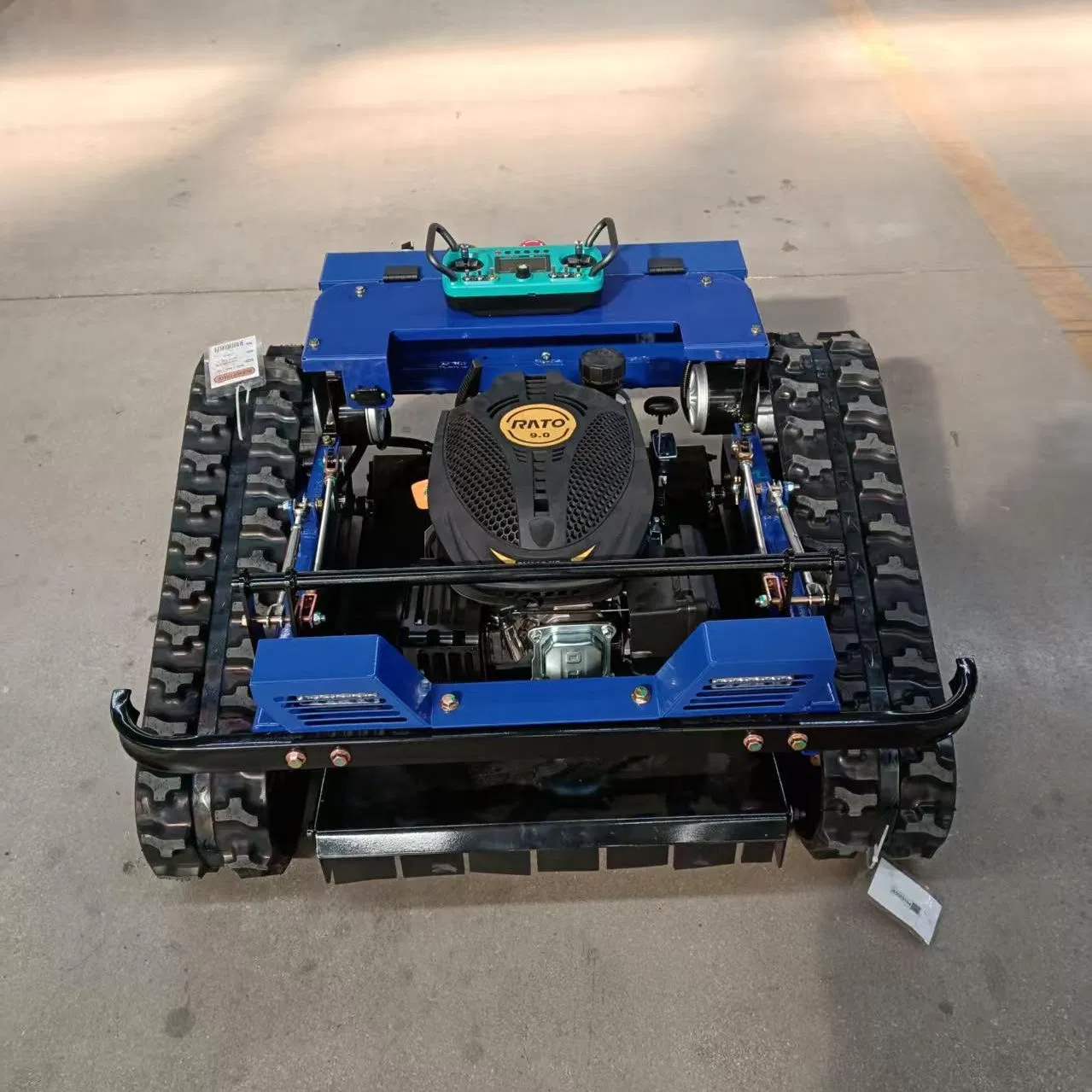 Робот-газонокосилка с GPS и пультом ДУ