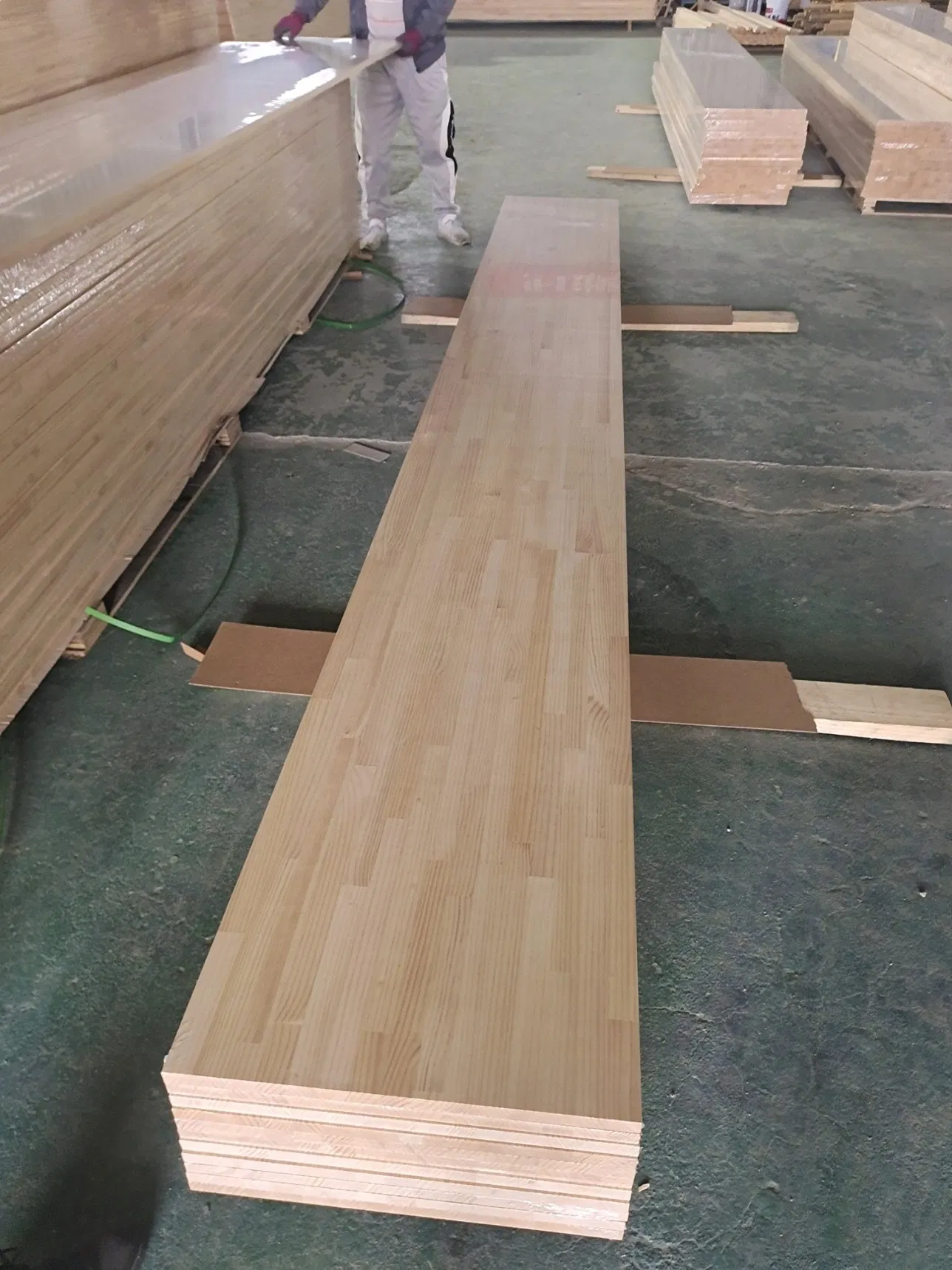 4*8 Pine Timber Raw Material Solid Wood Pinus Radiata Pine Timber Board Wall Paneling