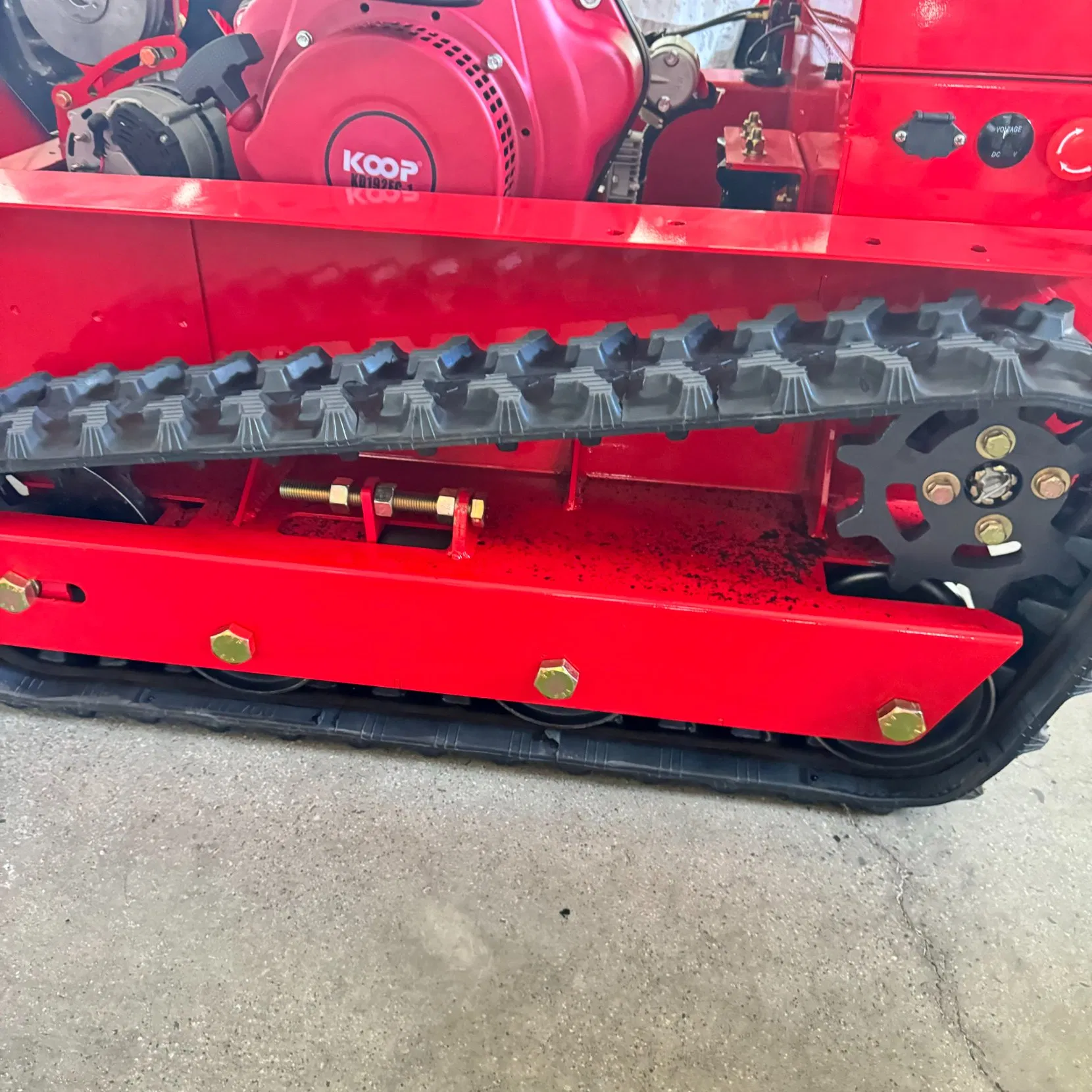 Газонокосилка самоходная бензиновая с дистанционным управлением