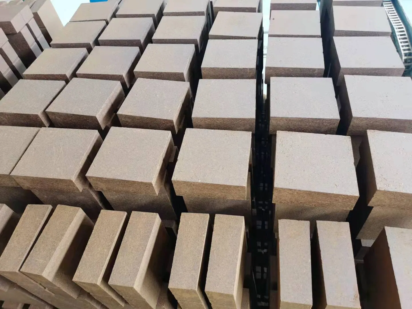 Магнезито-шпинельный кирпич MLJ85 для верхней зоны цементной печи