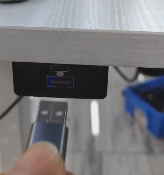 USB-зарядка под столом для телефона