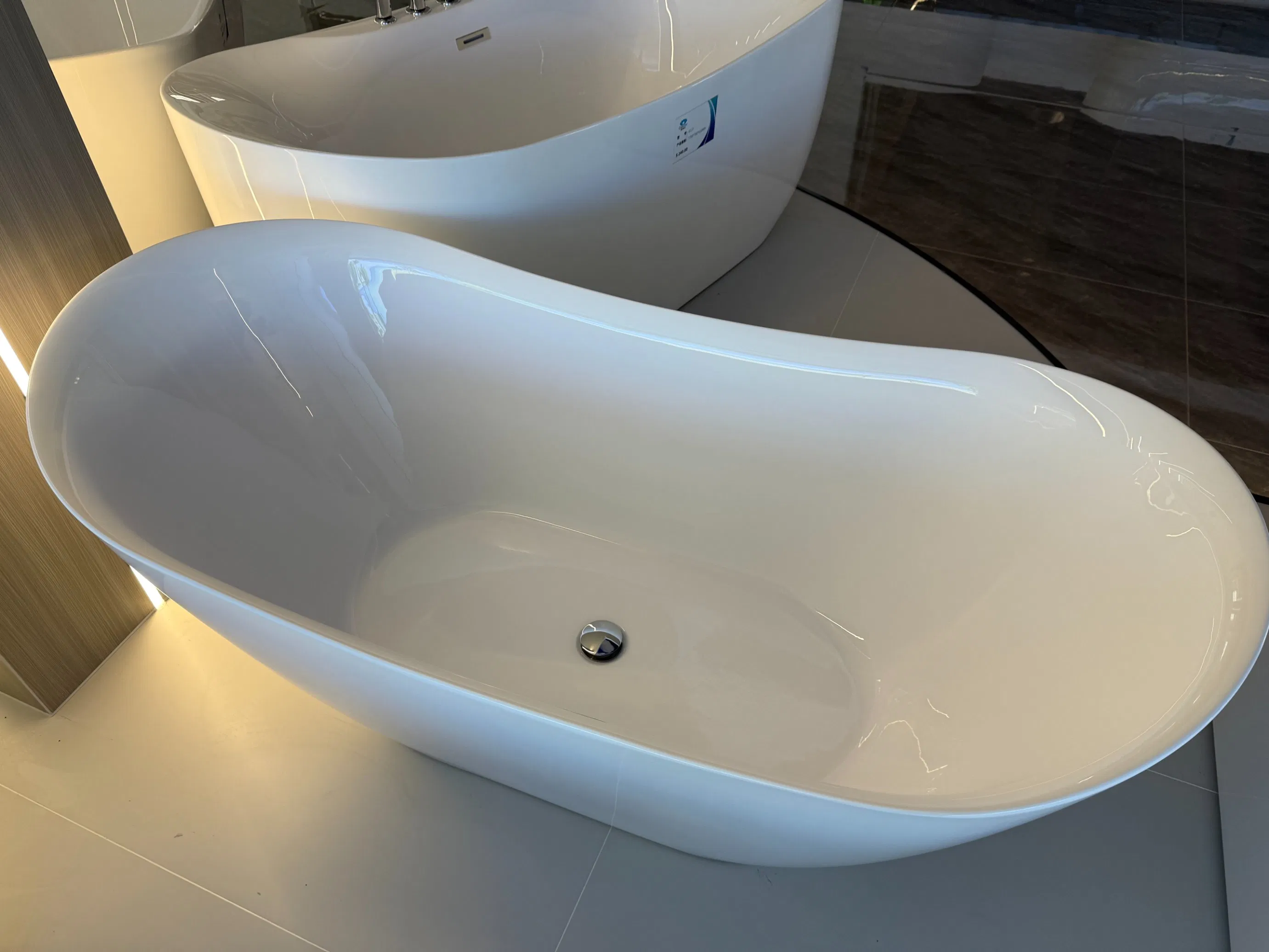 Elegant Freestanding Acrylic Bathtub with Soothing SPA Features