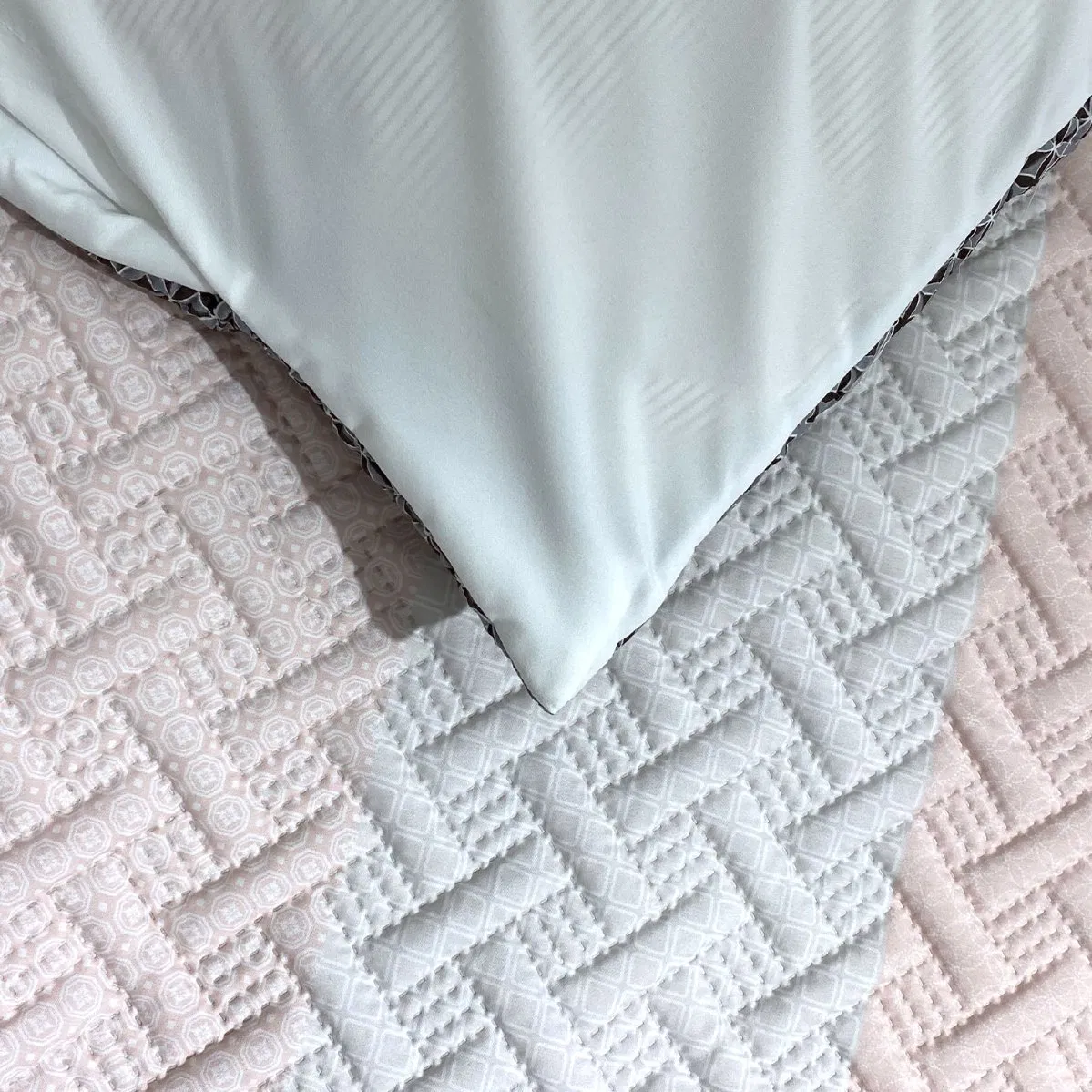 China Manufacturer Patchwork Floral Pattern Ultrasonic Quilting Bedding Set