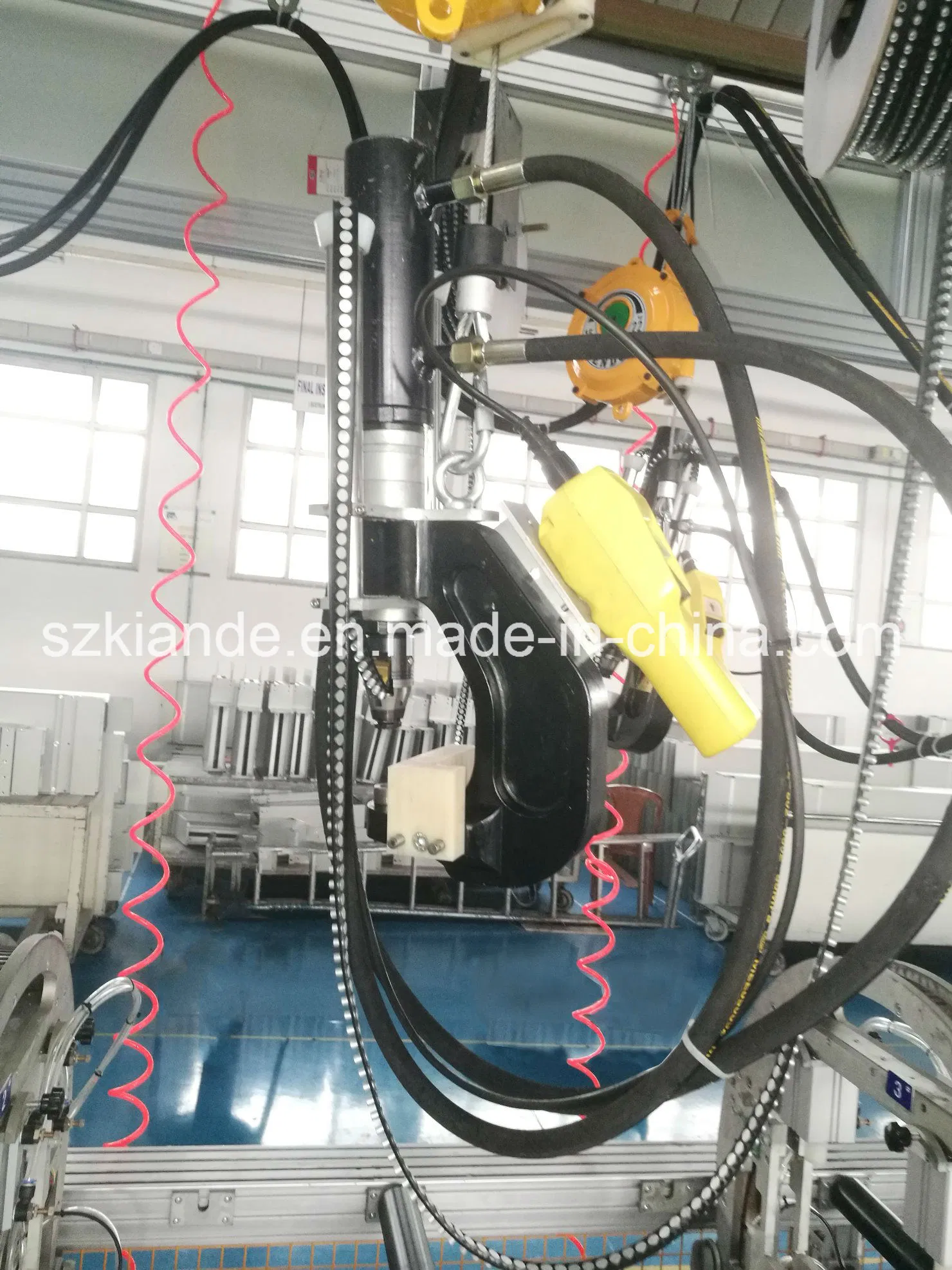 Пневматическая заклепочная система для сборки шин