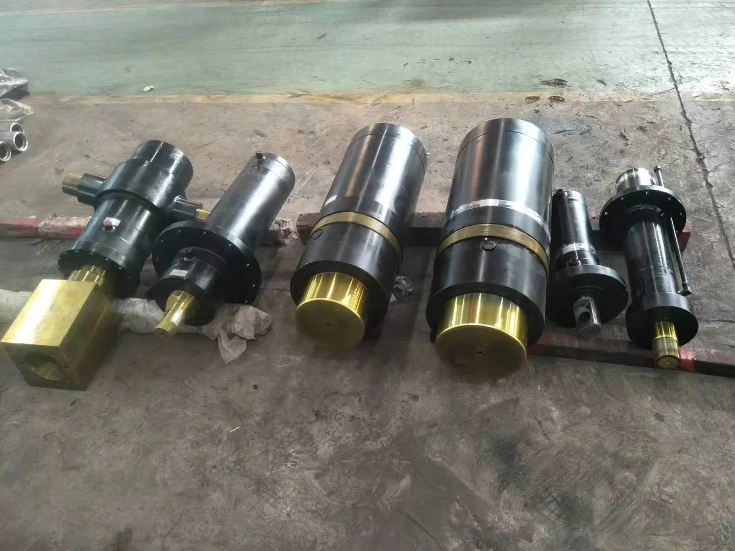 Гидравлический цилиндр двухстороннего действия HC 550-450-10000