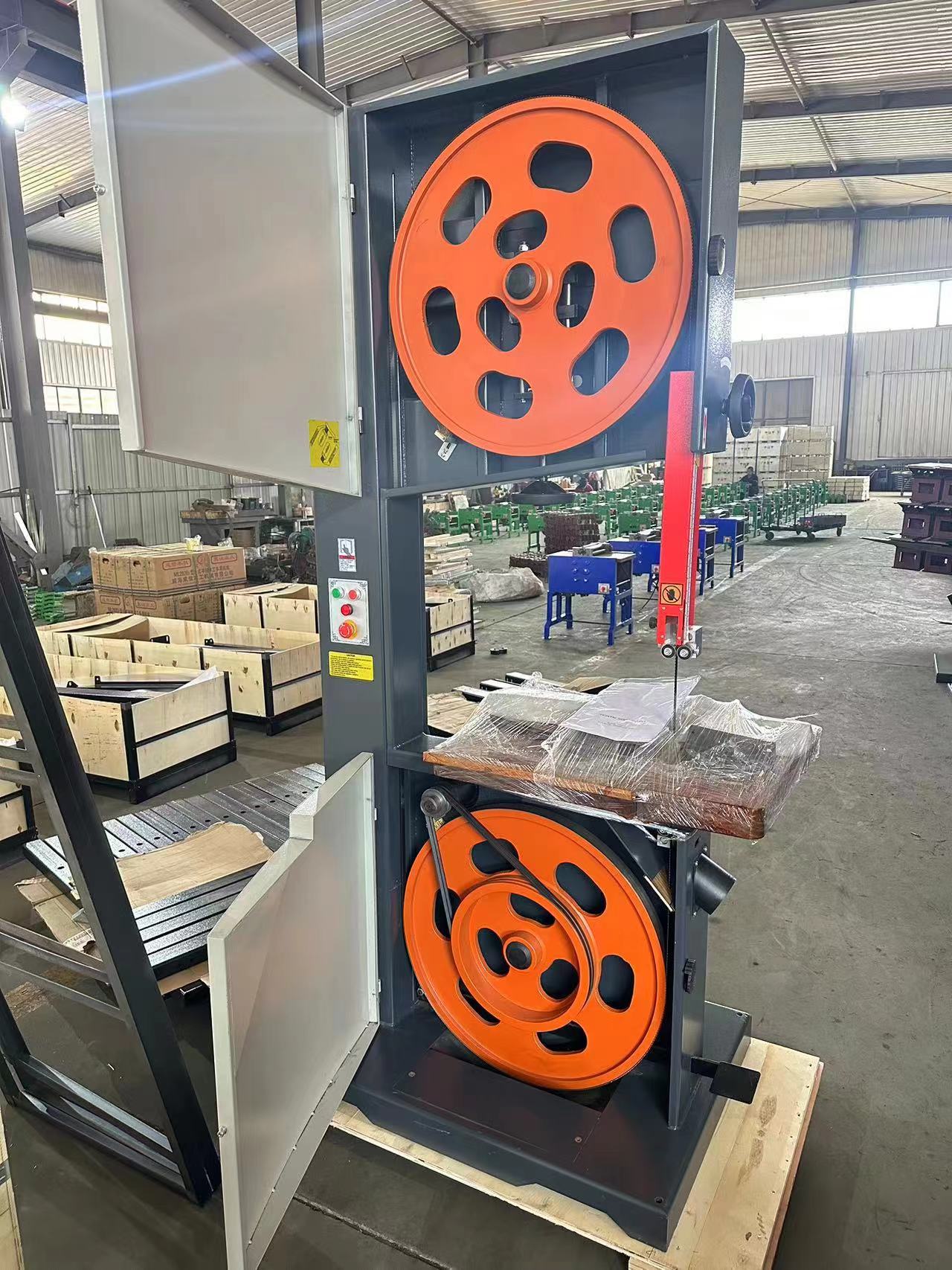 Станок ленточнопильный вертикальный с регулируемым столом MJ347E