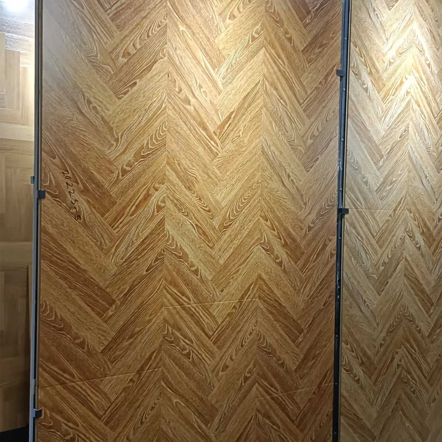 Водостойкий ламинат MDF/HDF 10-12 мм с глянцевой поверхностью