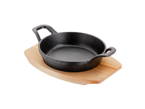 Чугунная сковорода с антипригарным покрытием на деревянной подставке