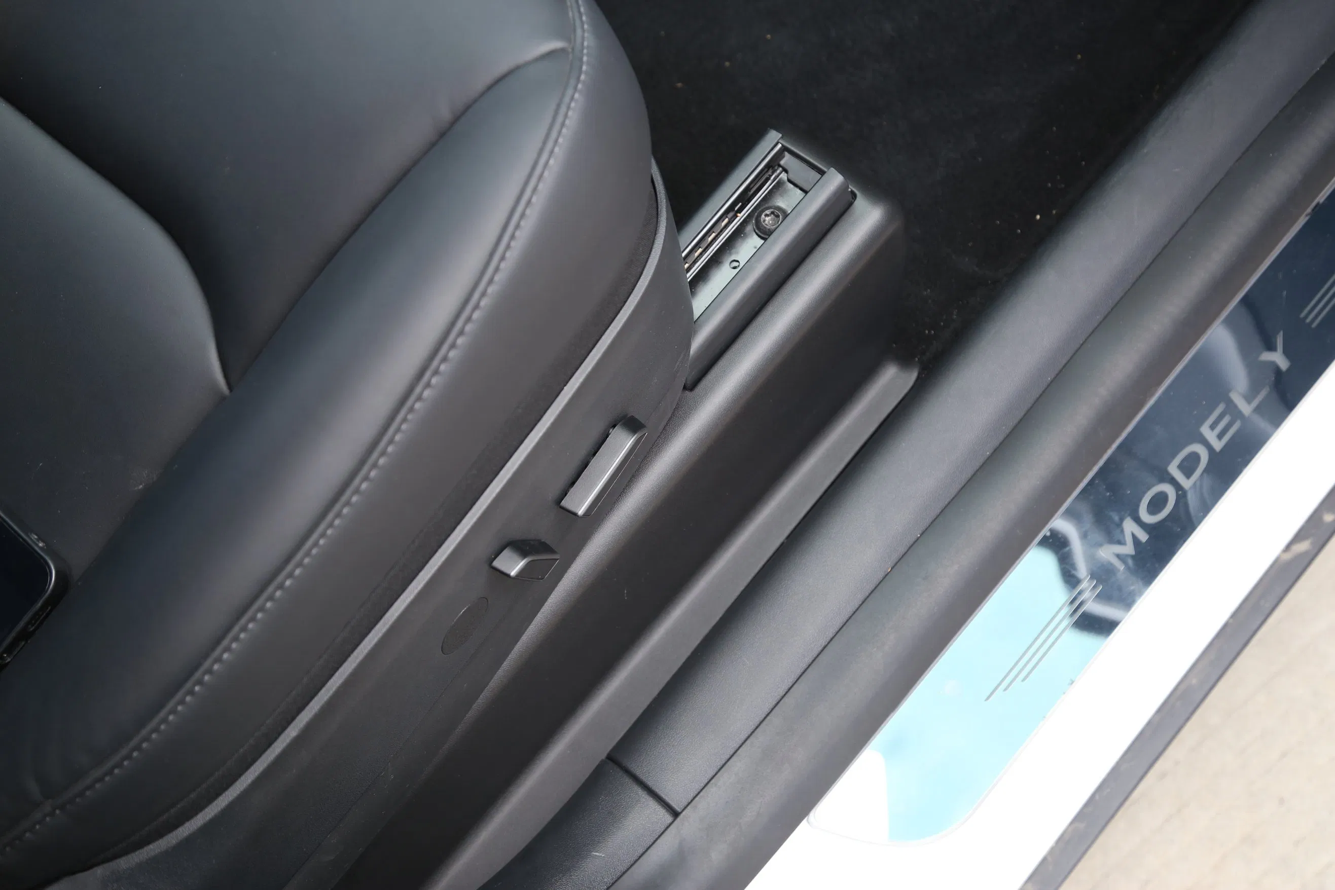 Защитные накладки на направляющие сидений Tesla Model Y/X/3