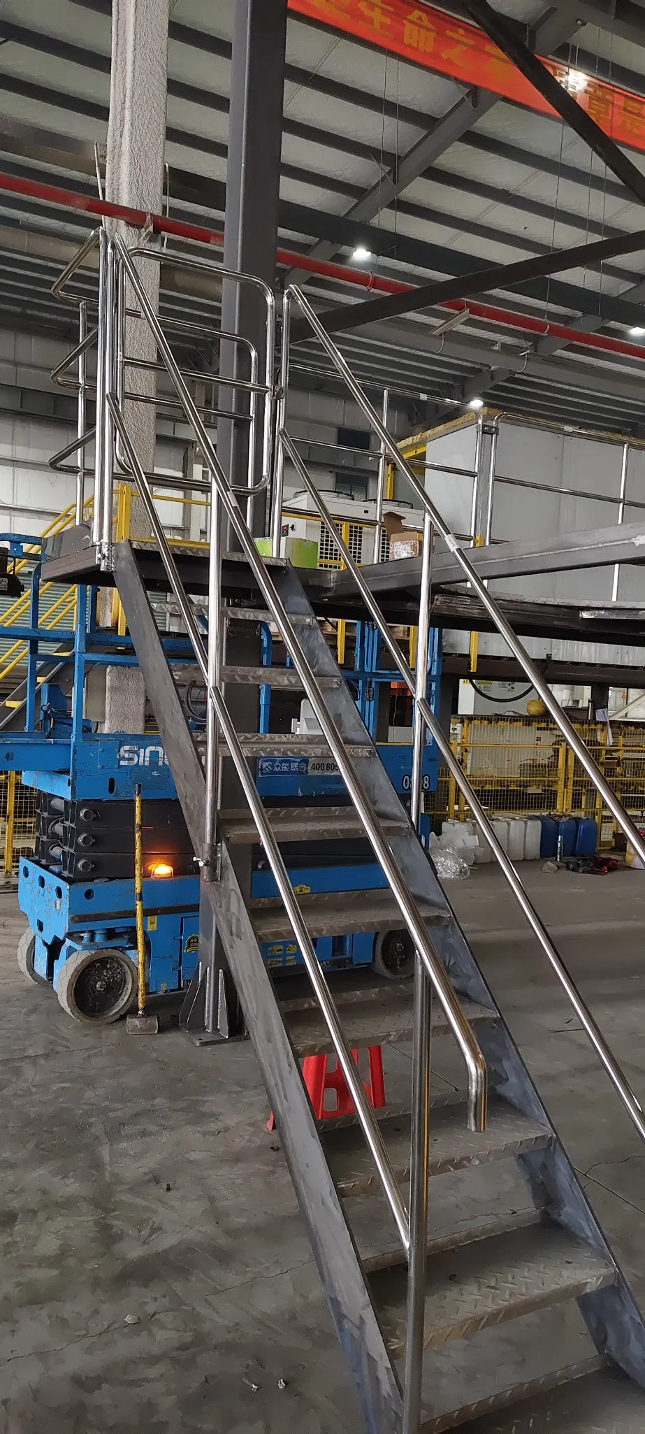 China Supplier Bolting Hot-Rolled Section Staircases for Shopping Mall