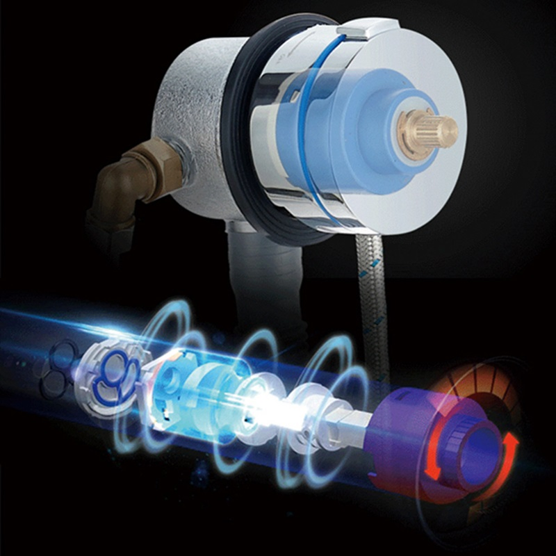 Акриловая ванна с черным смесителем