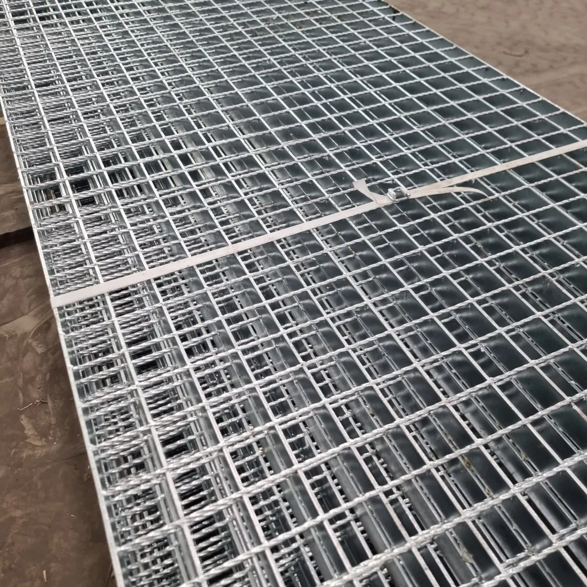 Manufacturer OEM Customized Hot Dipped Galvanized Plain/Serrated Steel Grating for Platform Walkway /Drain Trench Cover