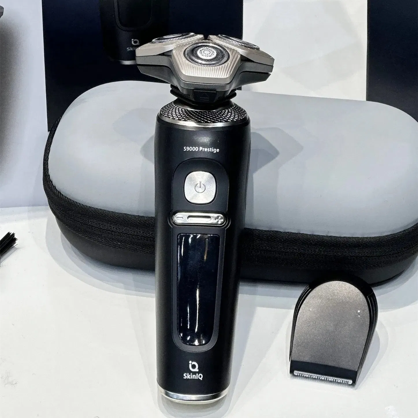 2-in-1 Phileps Norelco Electric Shaver for Face and Body