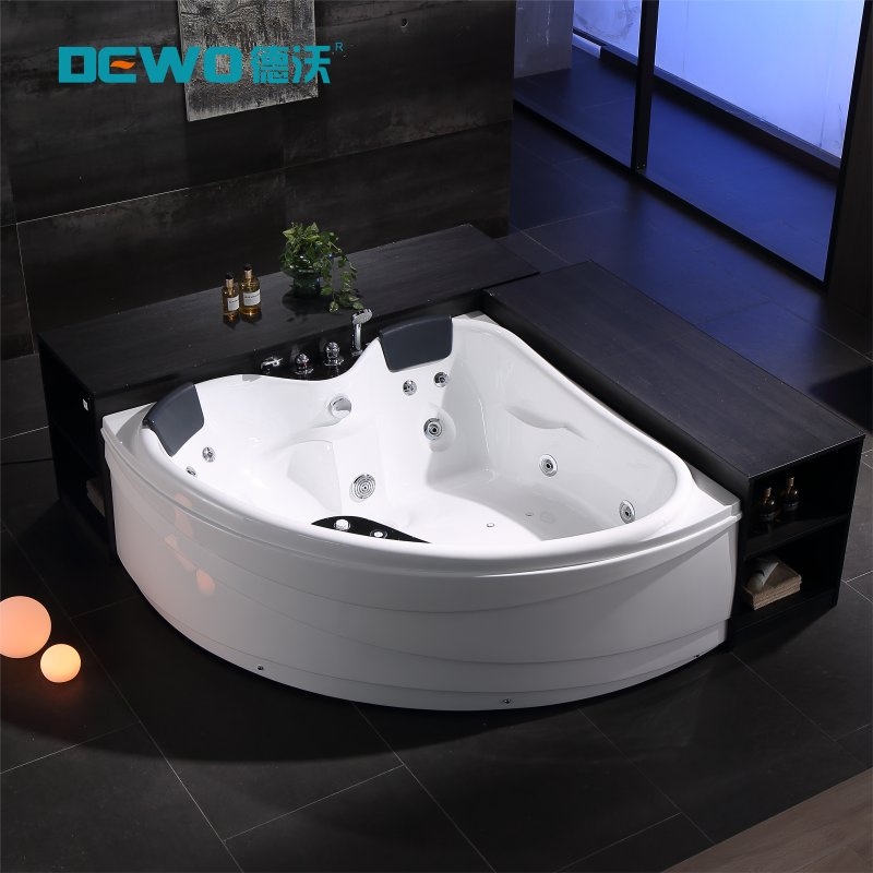 Акриловая угловая ванна с гидромассажем в форме сердца