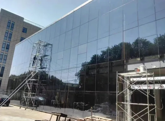 Low Maintenance Glass Facade System for Commercial Use