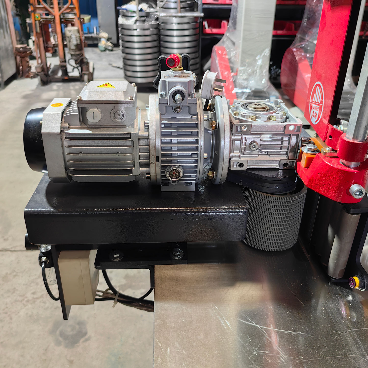 Станок ленточнопильный вертикальный по дереву MJG396U