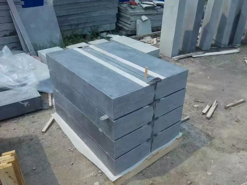 Chinese Natural Dark Bluestone Antique/Sawn/Honed/Chiseled/Flamed Blue Limestone for Steps Stairs Pavers Wall Stone