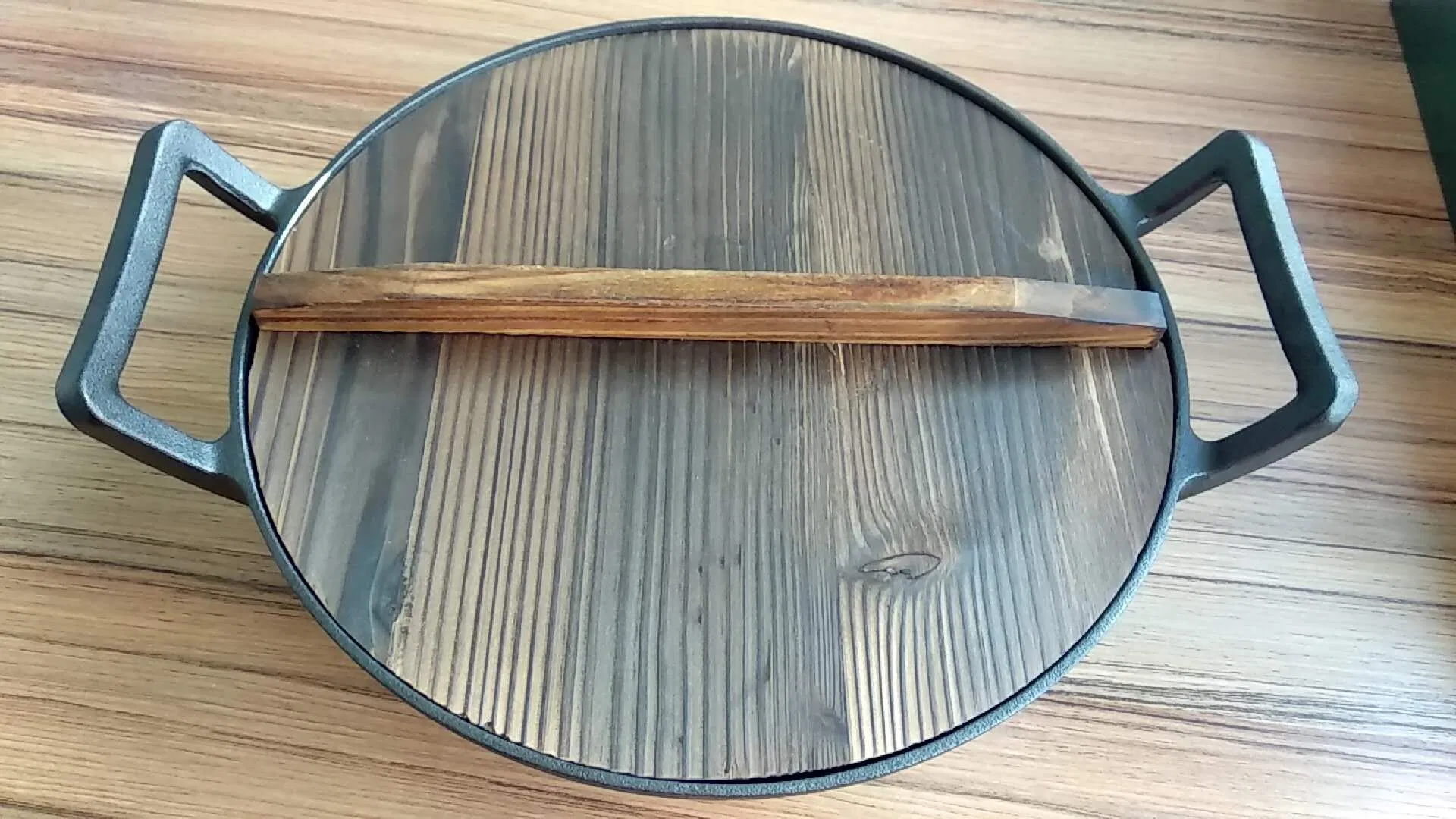 Чугунный вок с деревянной крышкой, 31.5 см