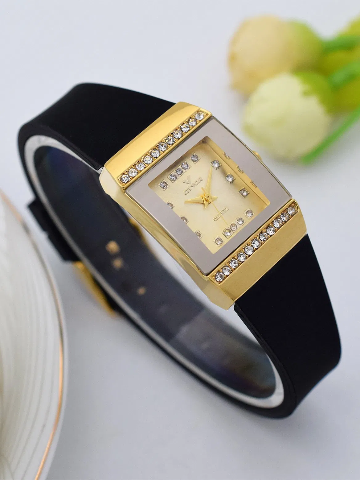 Hot Sale Waterproof Silicone Strap Lady Watch Alloy Watch