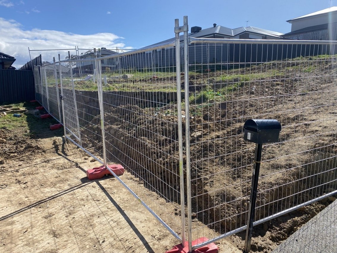 Portable Construction Site Barrier Fence for Secure Areas