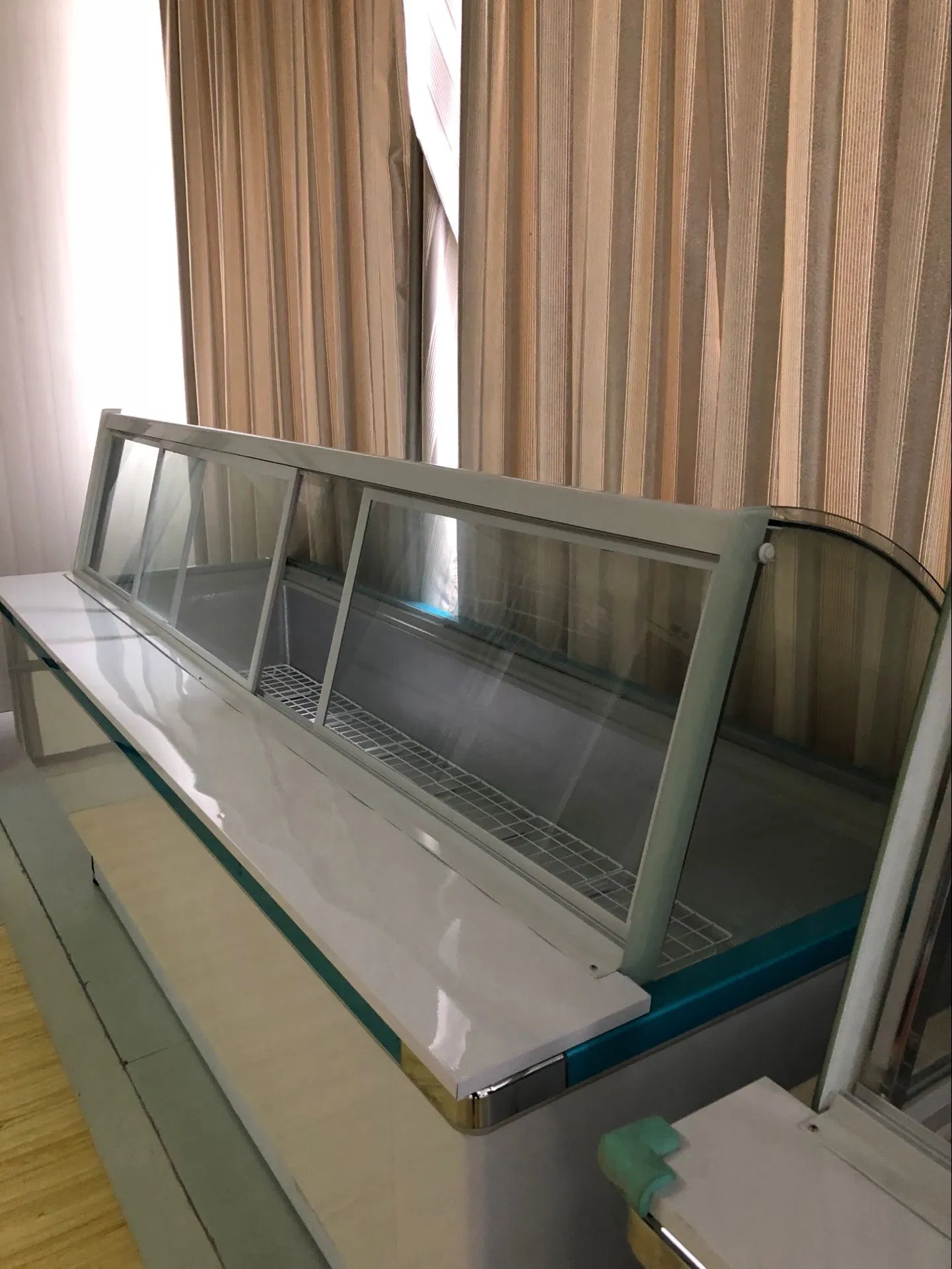 Curved Commercial Use Frozen Food Display Cabinet Sqc-4.0