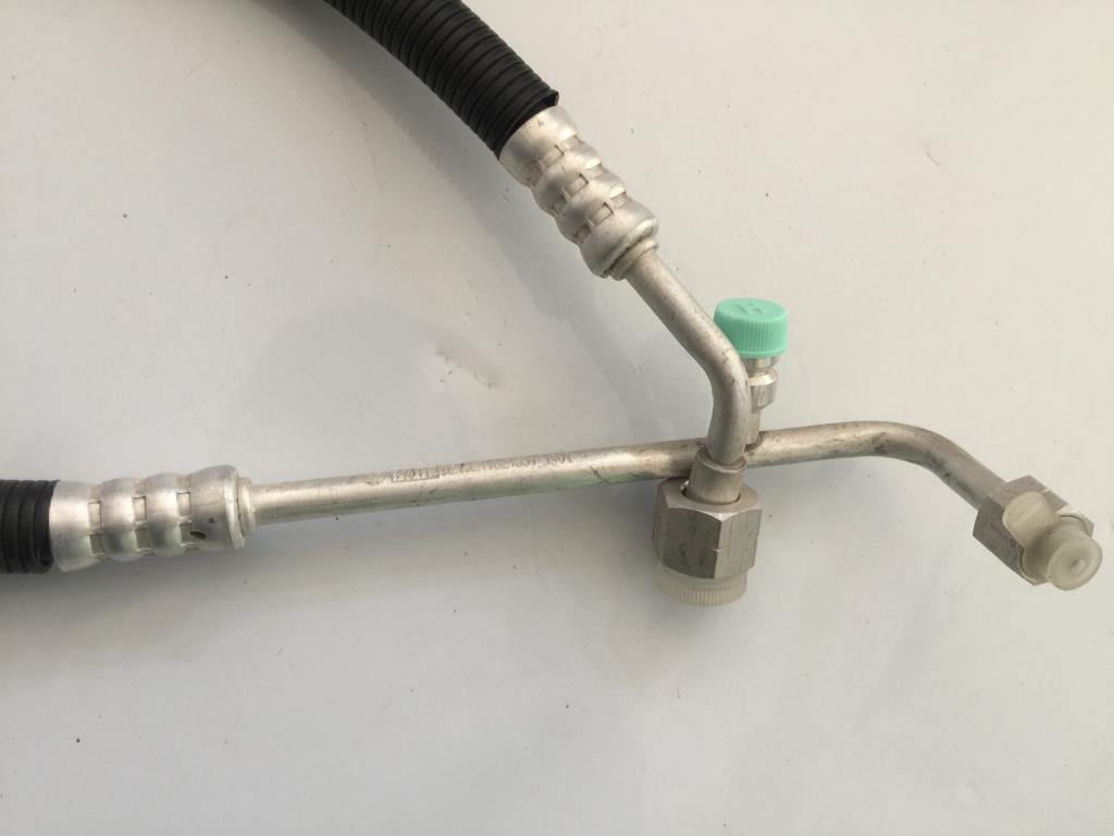 Соединительная трубка конденсатора-осушителя для грузовиков