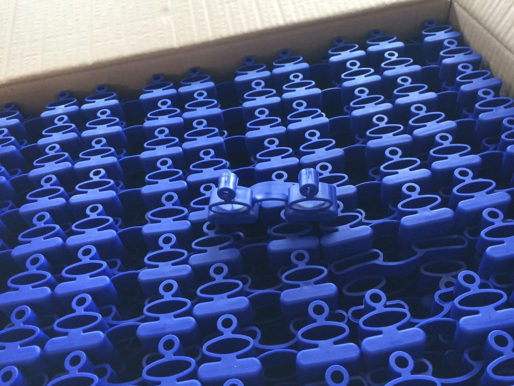 Custom Molded Polyethylene Plastic End Caps with Tapped Hole for Aluminium Extrusion