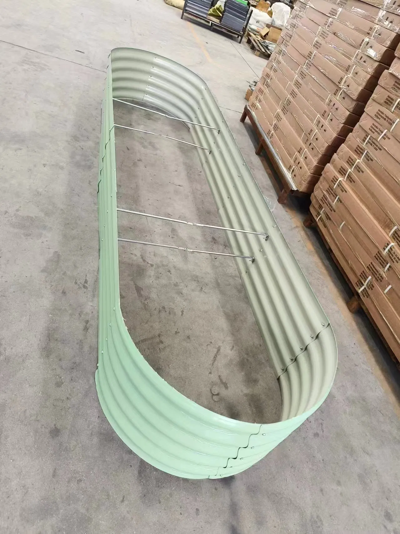 Высокая круглая грядка из гофрированного металла, белая