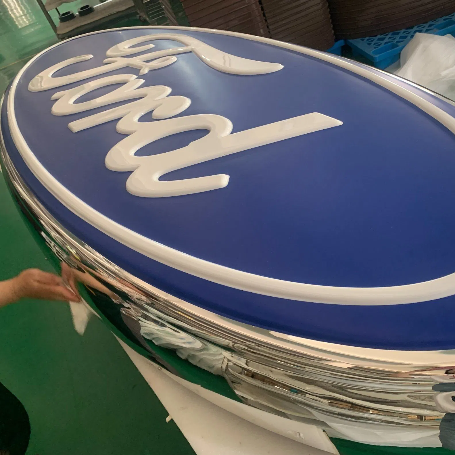 Светодиодная хромированная 3D вывеска-пилон для автосалона