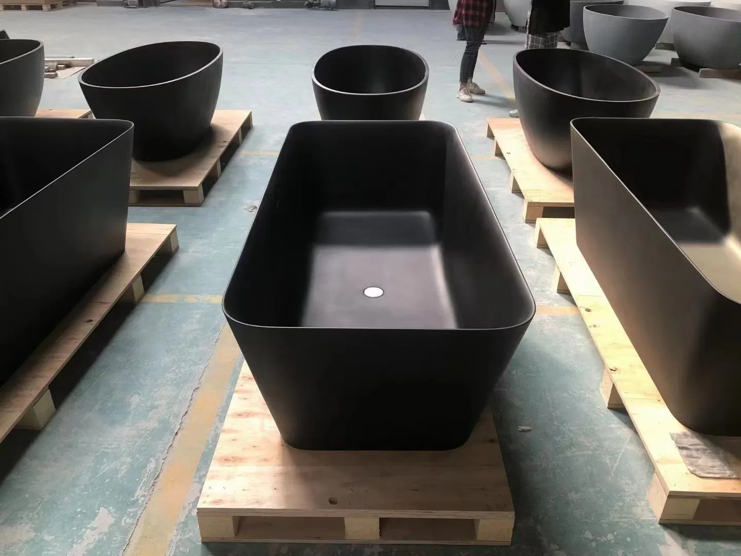 Черная ванна из искусственного камня для глубокого погружения