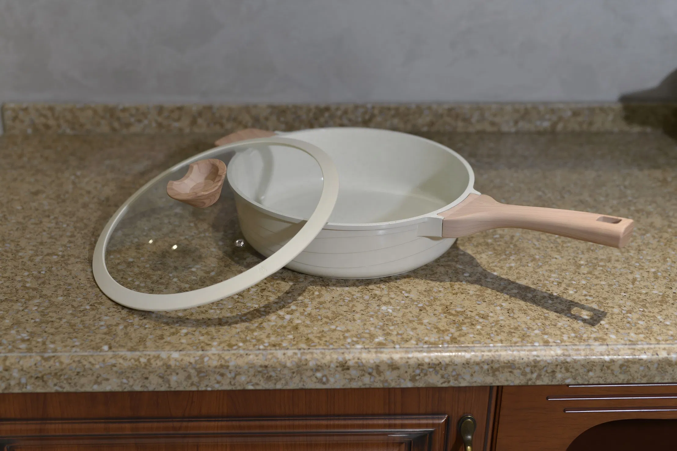 Factory Direct Sales 28cm Aluminum Skillet Deep Frying Pan with Glass Lid