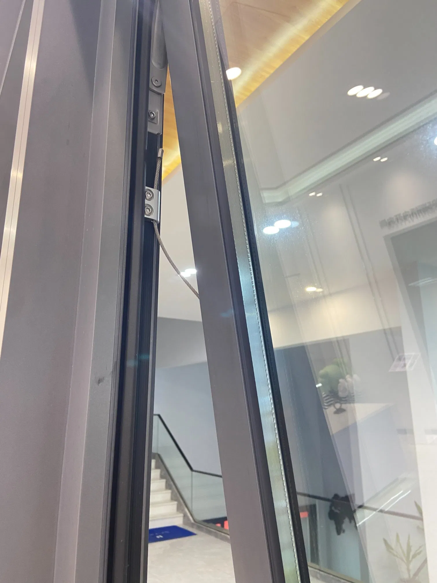 Алюминиевое окно-маркиза с двойным остеклением