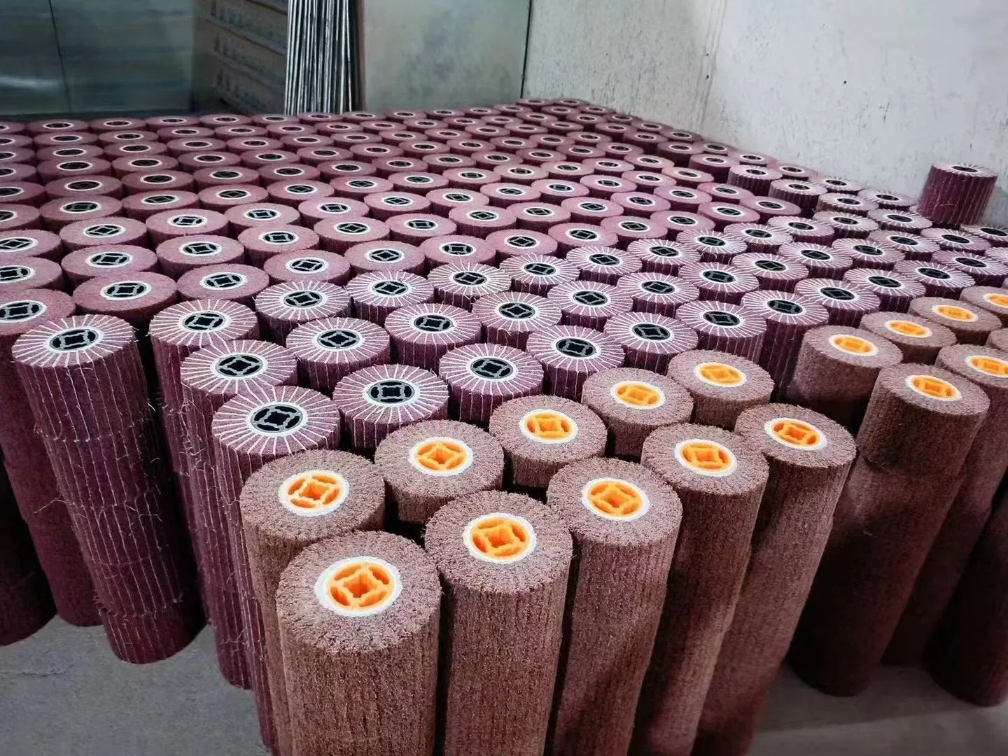 Абразивный лепестковый круг для полировки металла