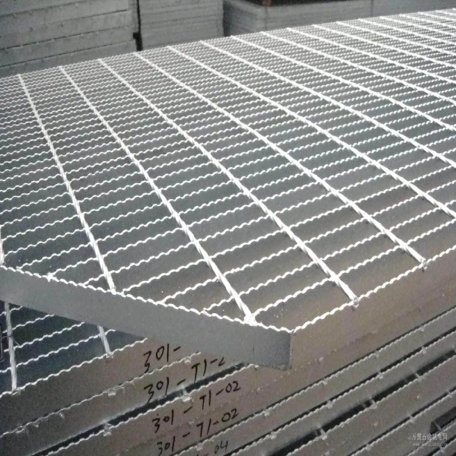 Anti-Slip Welded Steel Grating, Metal Serrated Drainage Serrated Steel Grating, HDG Steel Serrated Floor Grating