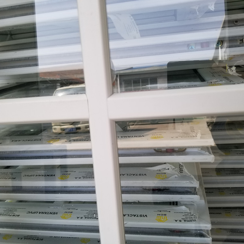Экономичное раздвижное окно UPVC с декоративными решетками