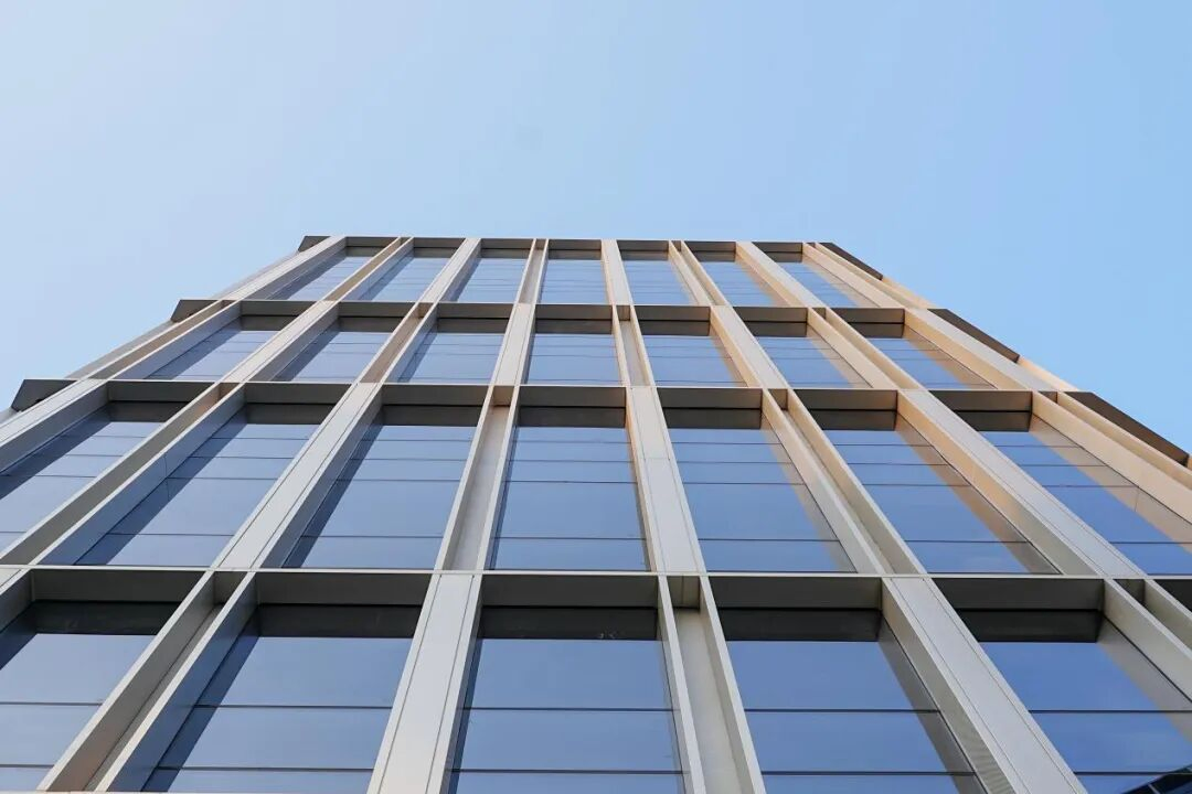 Hidden Frame Glass Curtain Wall Design, Modern & Transparent Appearance.