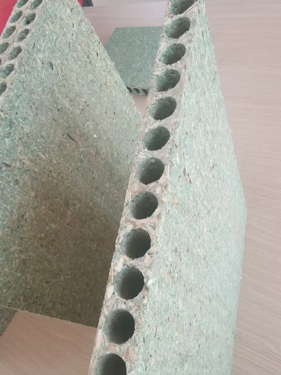 Moisture Proof Hollow Particleboard 2090*1180 mm Hollow Chip Board