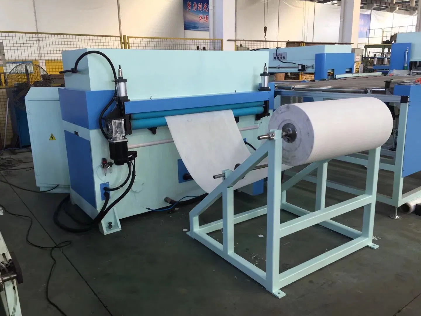 Auto-Feeding by Rubber Roll Hydraulic Press Cutting Machine for Carpet Textile Cleaning Supplies