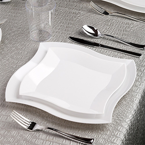 Elegant Disposable White Plastic Wave Dinner Plates - 10 Inches
