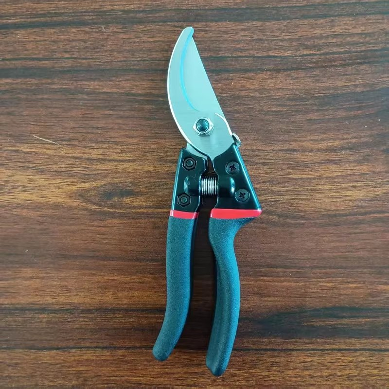 Профессиональные секаторы для обрезки веток