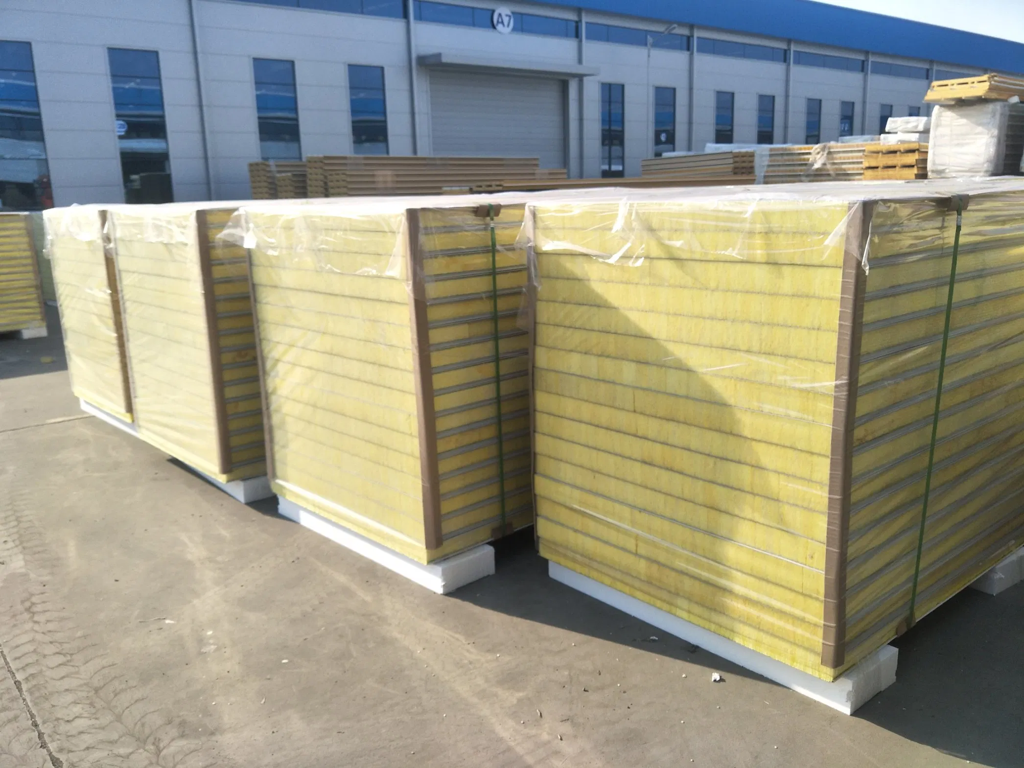 Low Price PU/PIR/EPS/Rockwool/Glasswool Sandwich Panel for Wall and Roof of Steel Structure
