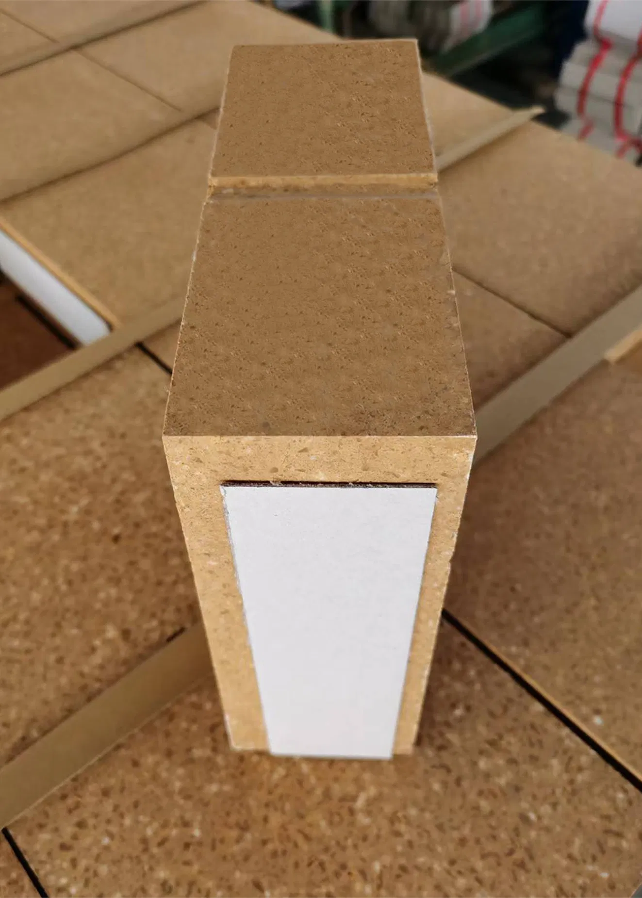 Магнезито-шпинельный кирпич LZR для цементных печей