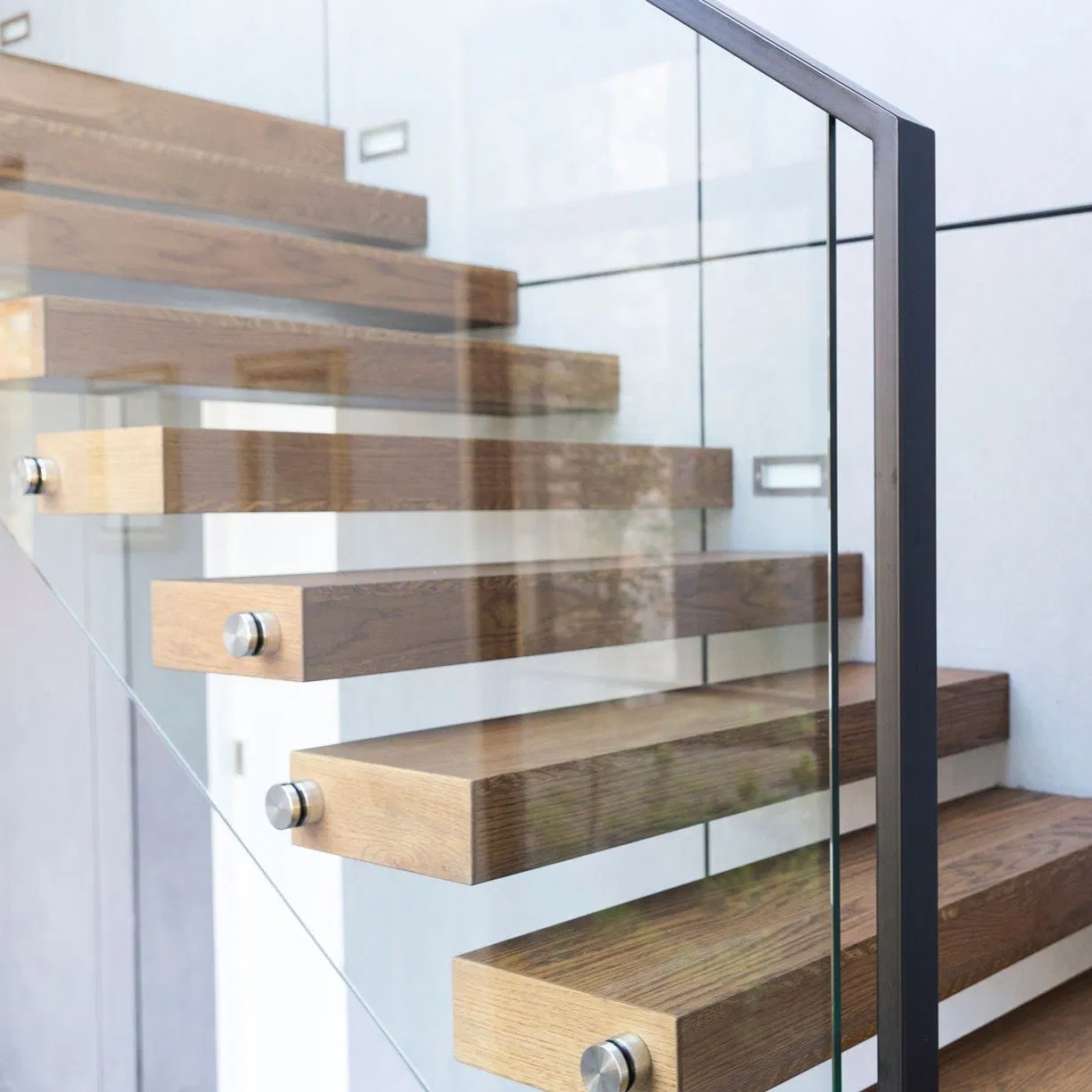 Contemporary Indoor Customizable LED Floating Straight Stairs Solid Wood & Iron Anti-Slipvilla Use