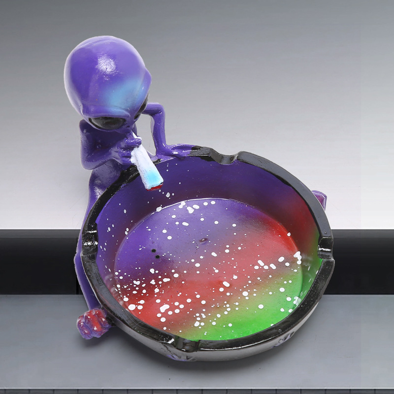 Gifts Ornament Resin Multicolor Alien Smoking Ashtray for Home Decor