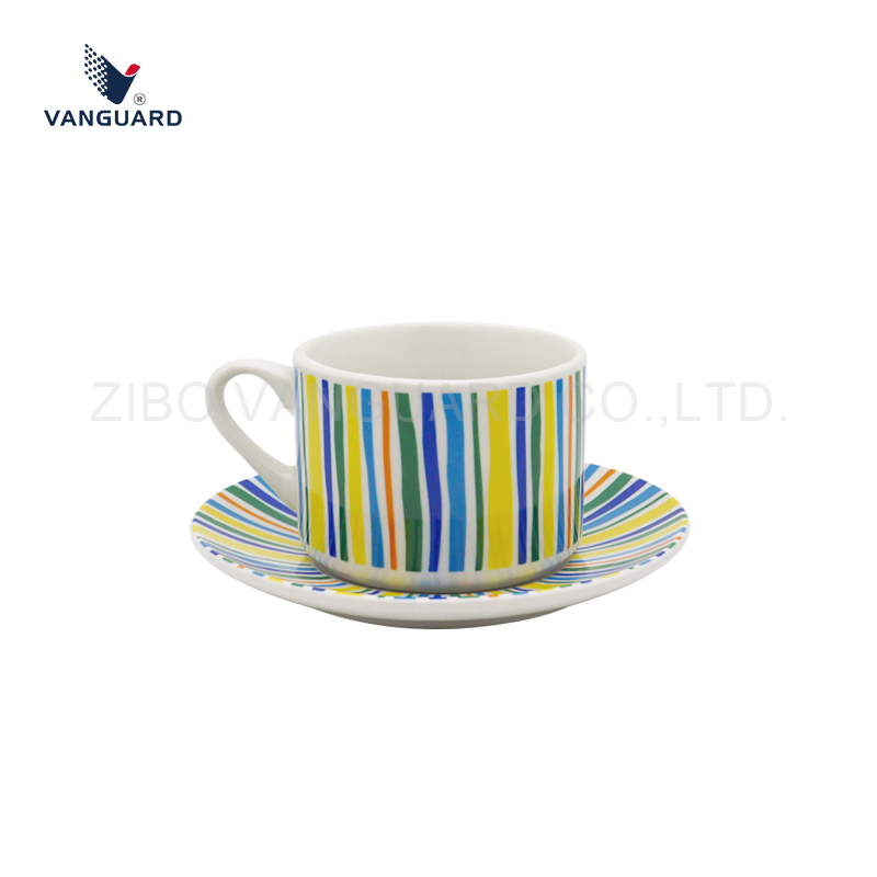 Набор керамических чашек с блюдцами и печатью