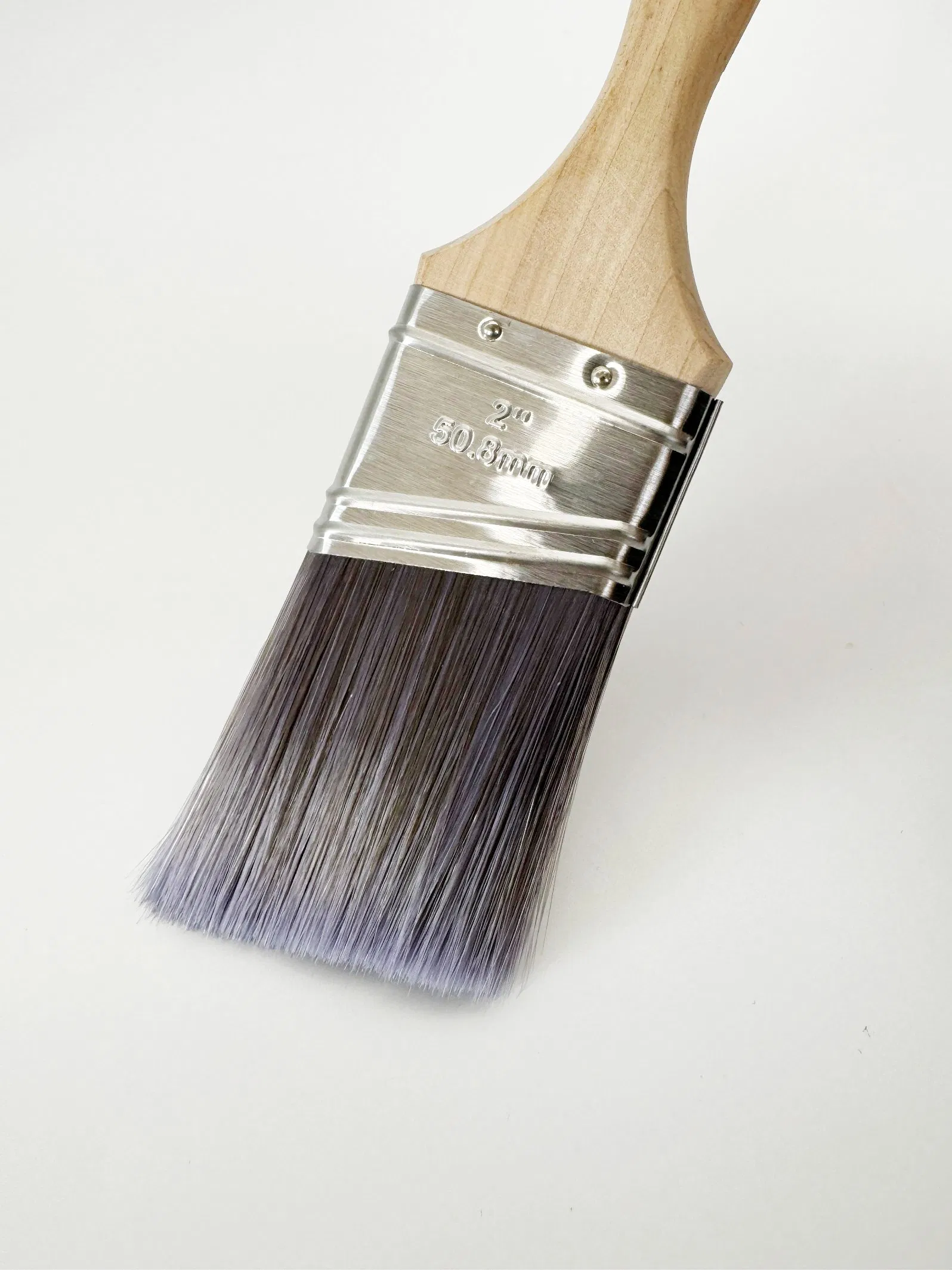 Малярная кисть с фиолетовой щетиной и длинной ручкой