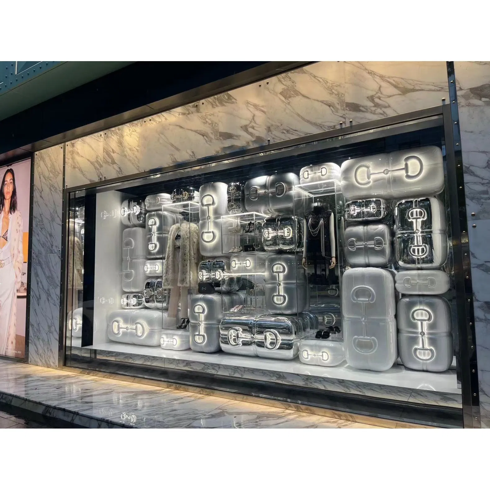 Custom Luxury Bag Window Decoration Christmas Tree Theme Window Display Props