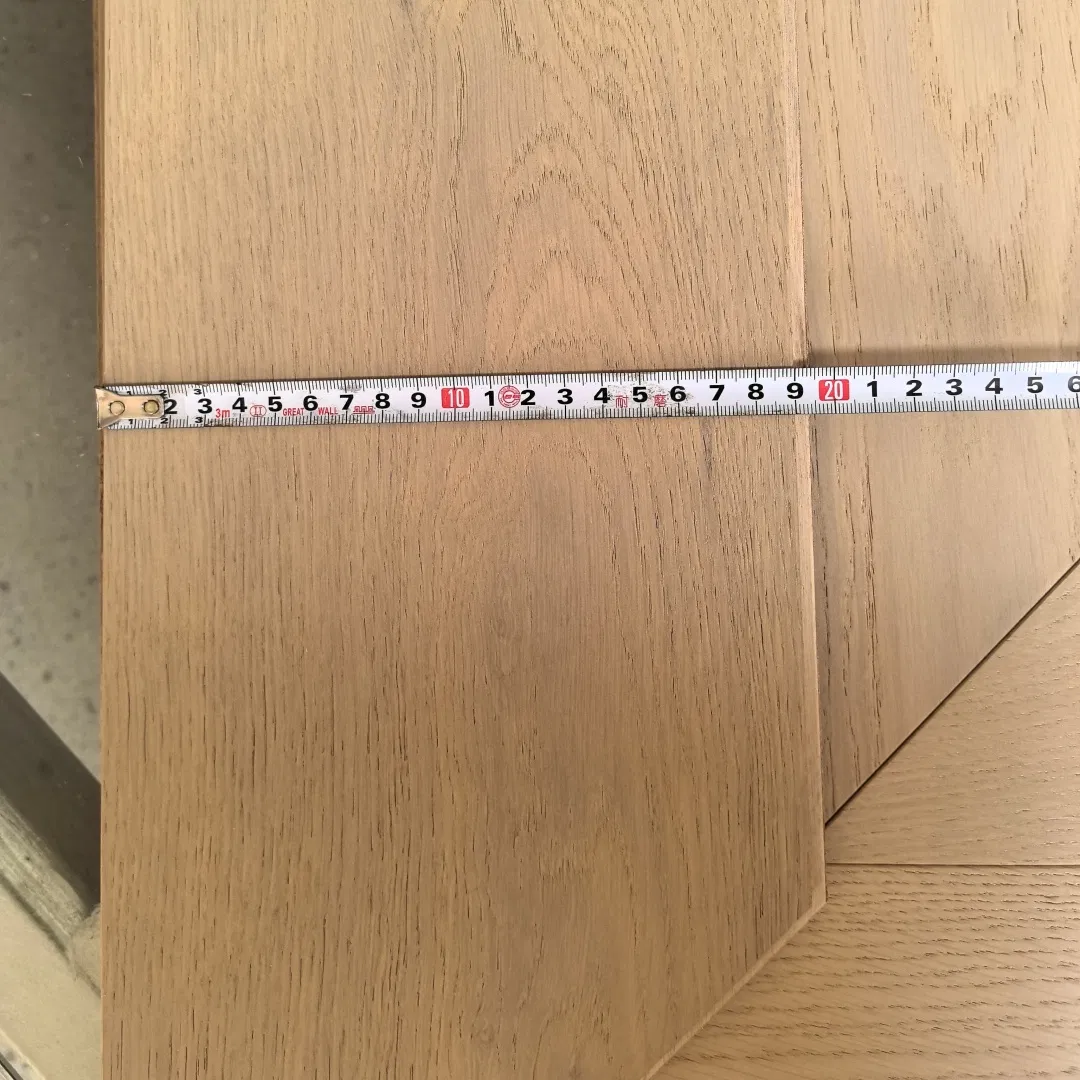 Eco-Friendly Engineered Flooring Wire Brushed UV Lacquered Coating European Oak Wood Flooring Chevron
